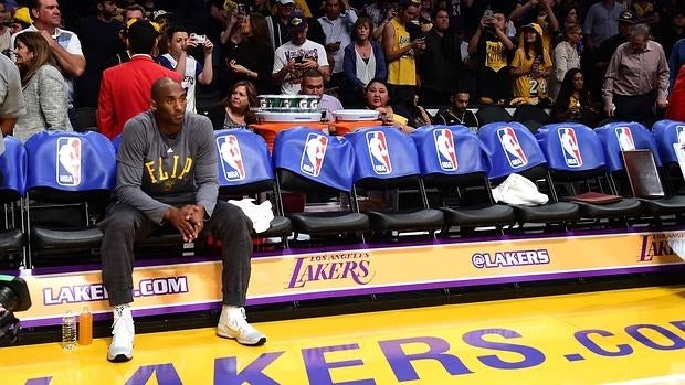 Kobe Bryant, en el banquillo de los Lakers durante un partido de esta temporada