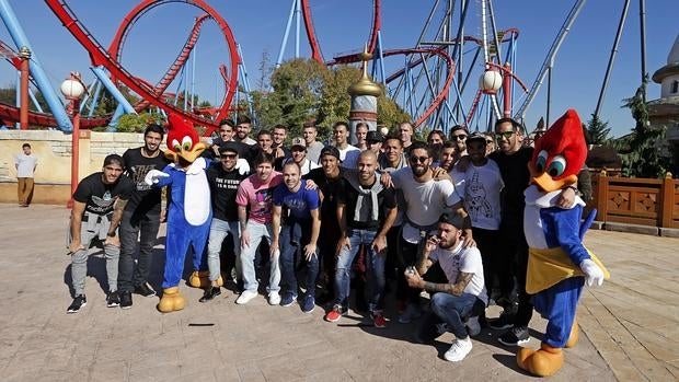 La plantilla del Barcelona, en Port Aventura