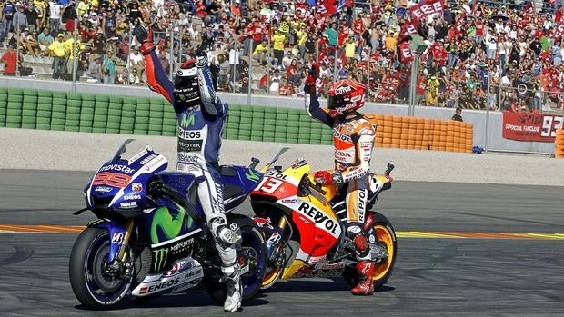 Jorge Lorenzo y Marc Márquez saludan tras la clasificación