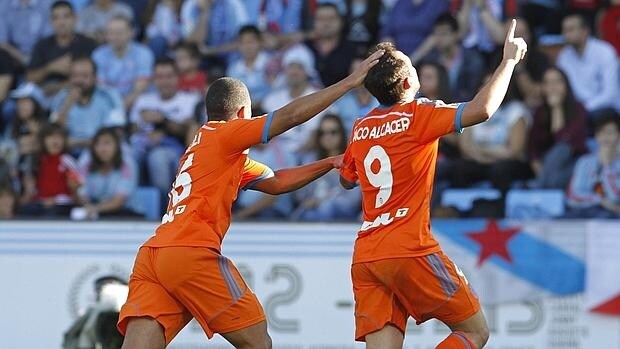 Paco Alcácer celebra su primer gol ante el Celta