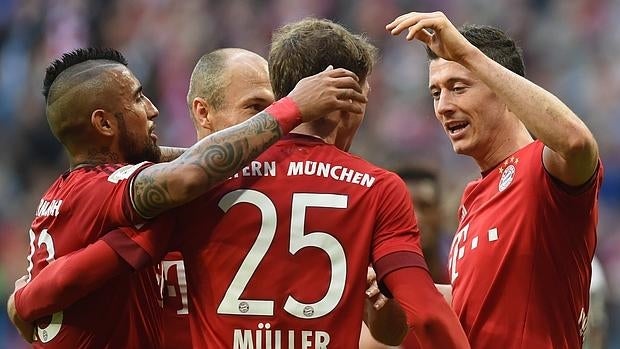 Los jugadores del Bayern celebran el tercer gol