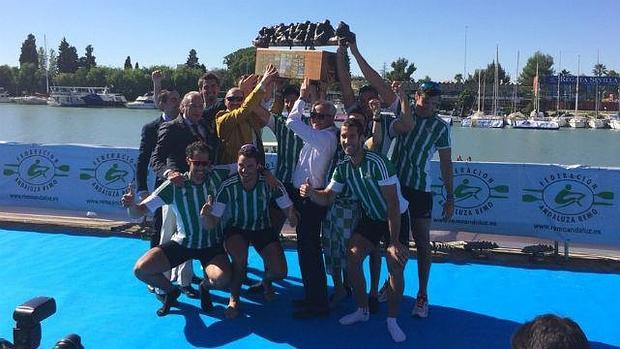 El ocho con timonel verdiblanco alza el trofeo