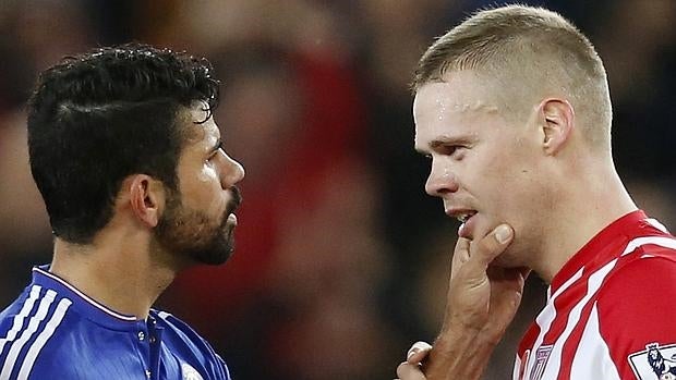 Costa se enfrenta a Ryan Shawcross, del Stoke