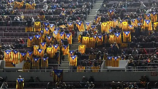 Esteladas en el Camp Nou durante el Barça-BATE de Champions
