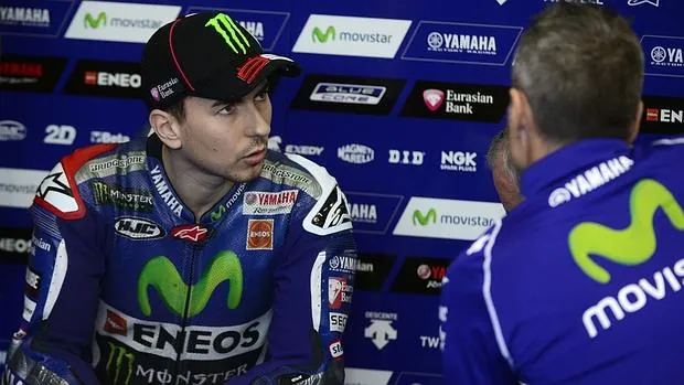 Jorge Lorenzo habla con sus técnicos en el box de Yamaha