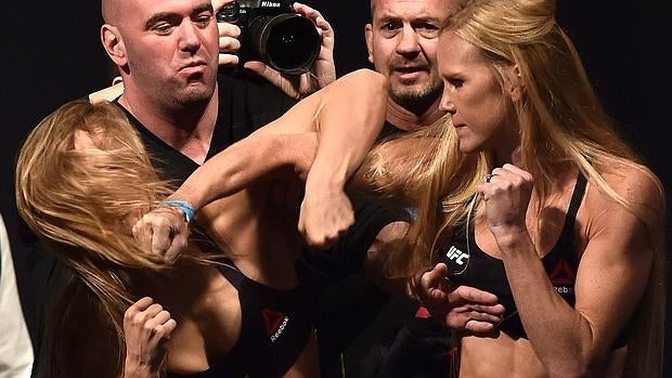 Holly Holm golpea a Ronda Rousey durante el careo