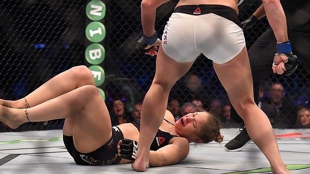 Ronda Rousey, en la lona tras ser noqueada por Holly Holm