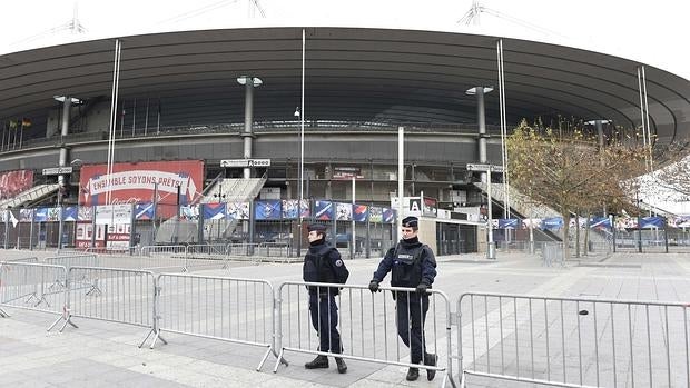 Dos policías vigilan los exteriores de Saint-Denis