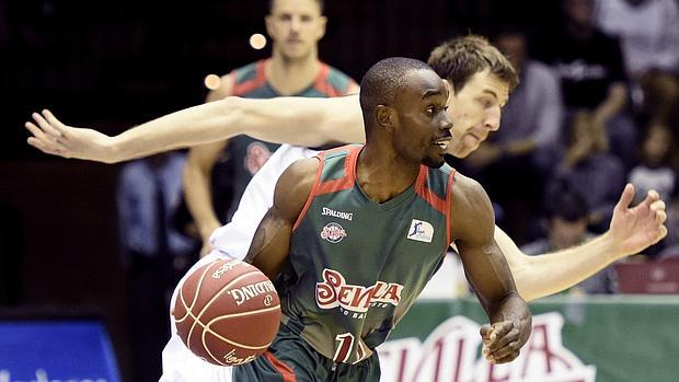 El base del Baloncesto Sevilla, Jermaine Anderson, ante el pívot del Unicaja Málaga, Fran Vázquez, durante el partido de la sexta jornada de Liga que disputaron en el Pabellón San Pablo de Sevilla