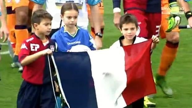 Una bandera gala ha presidido la salida de los jugadores al campo