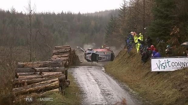 Brutal accidente de Thierry Neuville en Gales