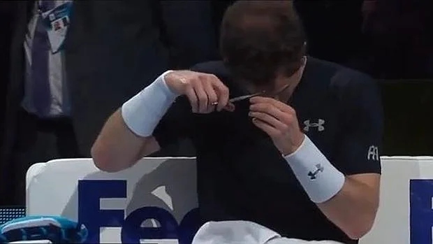 Andy Murray se corta el pelo durante el partido ante Nadal