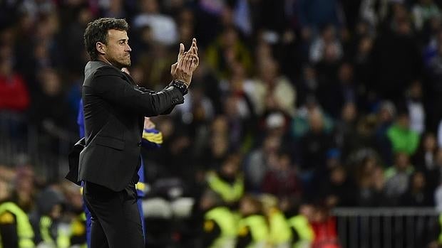 Luis Enrique aplaude a los suyos durante el partido