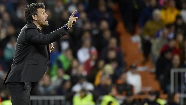 Luis Enrique, dando órdenes durante el clásico