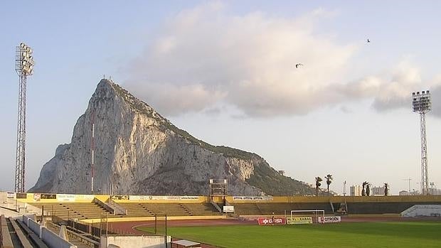 Estadio Municipal de La Línea con el Peñón al fondo