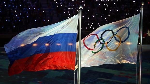 Las banderas rusa y olímpica ondean en Sochi