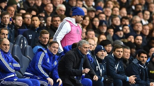 Diego Costa, en el banquillo detrás de Mourinho