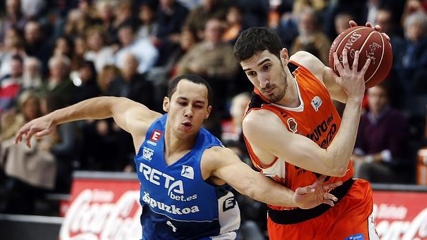 Guillem Vives protege el balón durante un partido de ACB