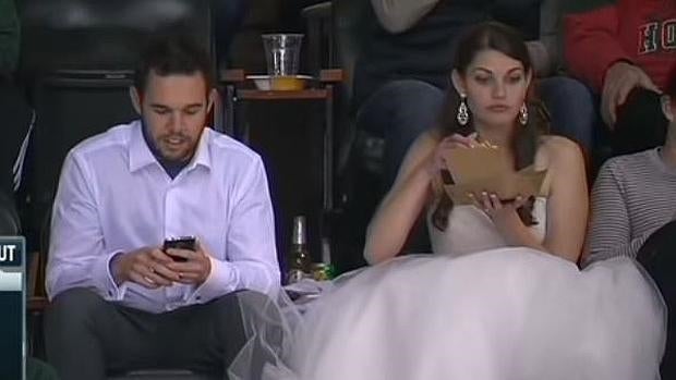 Imagen de los novios durante el partido