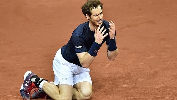 Andy Murray se tira al suelo después de lograr el punto decisivo