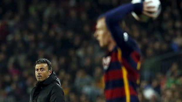 Luis Enrique observa a Mathieu