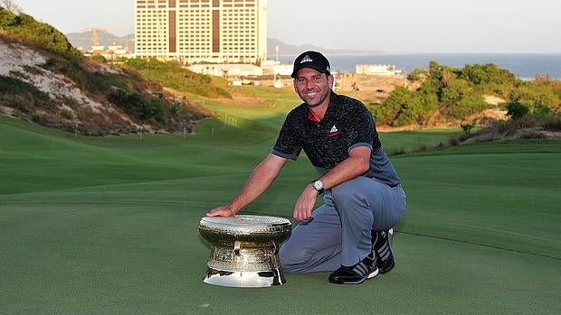 Sergio García posa feliz con su trofeo