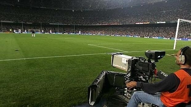 Una cámara de televisión en un partido disputado en el Camp Nou
