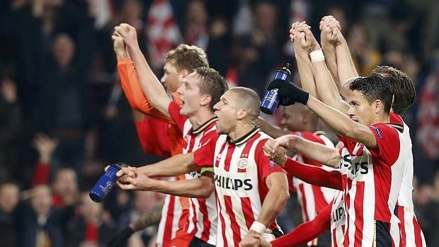 El PSV sufre, remonta y pasa como segundo de grupo