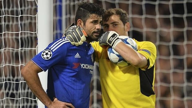 Casillas habla con Costa al término del partido