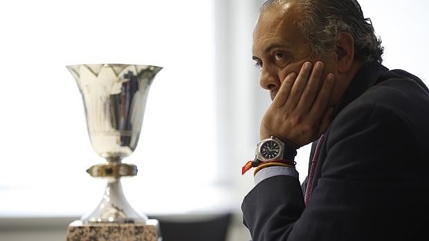 José Luis Sáez, con la Copa del Mundo al fondo