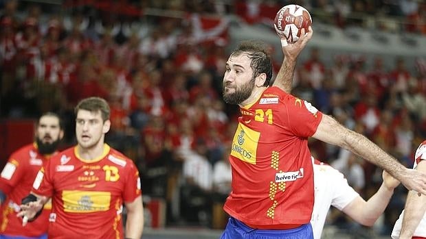 Joan Cañellas, con Julen Aginagalde y Jorge Maqueda al fondo, durante un partido de la selección española