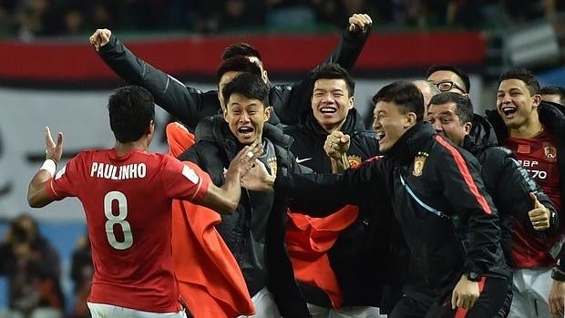 Los jugadores del Guangzhou celebran el gol de la victoria