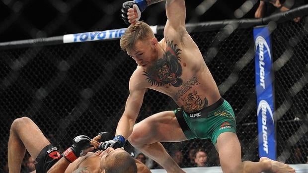 McGregor, en el momento de rematar en la lona a su oponente