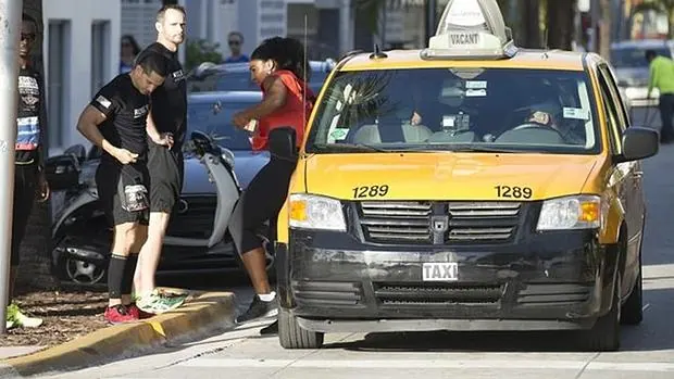 Serena Williams se baja del taxi cerca de la meta