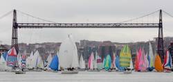 80 barcos se citan en el Puente Colgante de Bilbao en la Regata del Gallo