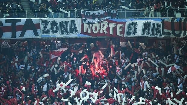 Aficionados del River Plate en el estadio Yokohama