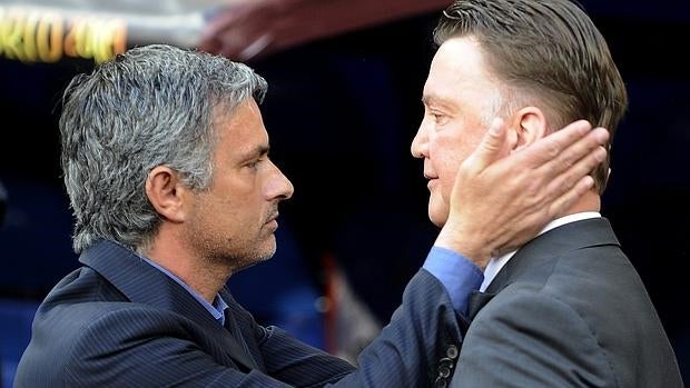 Mourinho saluda a Van Gaal