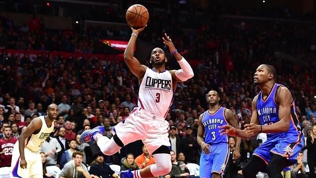 Chris Paul lanza a canasta ante Kevin Durant