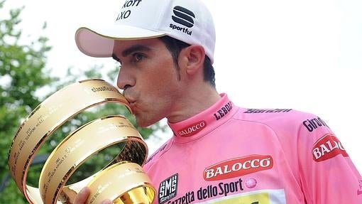 Contador besa el trofeo del Giro