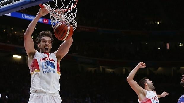 Pau machaca una canasta ante Francia en el Eurobasket