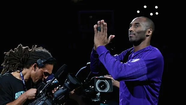 Kobe Bryant da las gracias por el homenaje recibido en Charlotte