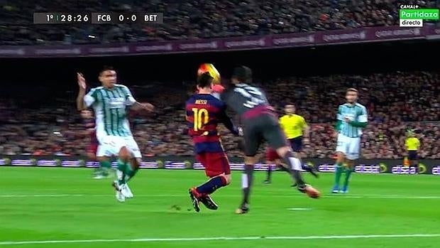 Momento en el que Messi arrolla a Adán, acción que ha provocado el penalti