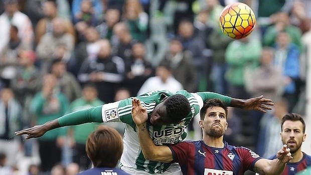 N'Diaye intenta adelantarse al eibarrés Adrián