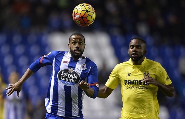 Sidney y Bakambu pugnan por el balón