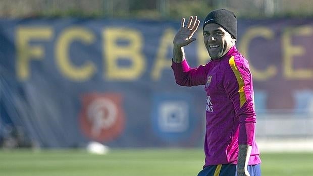 La sonrisa de Alves en el entrenamiento de hoy