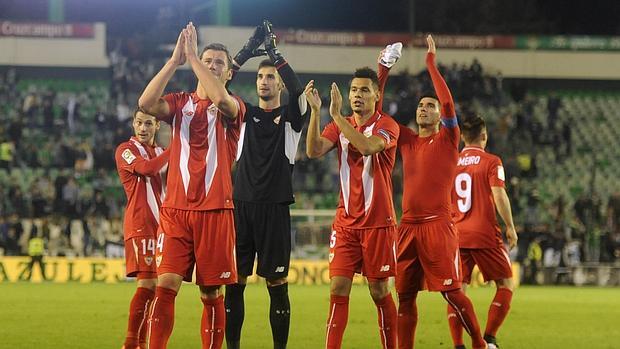 El Sevilla FC, diez años sonriendo en casa del eterno rival