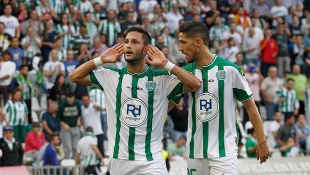 Florin Andone pide apoyo a la afición en un partido del Córdoba CF esta temporada