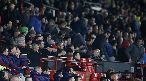 Aficionados del United abandonan Old Trafford antes de acabar el partido