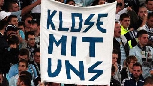 Pancarta nazi alusiva a Klose