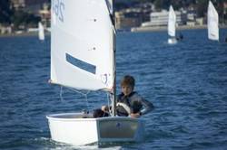 Carlos Flethes, líder de la Copa de Andalucía de Optimist,